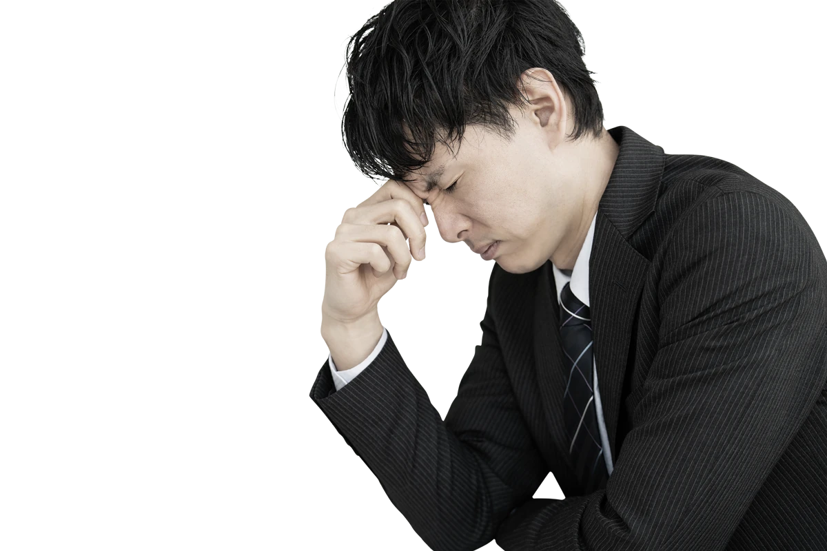 頭を抱える男性