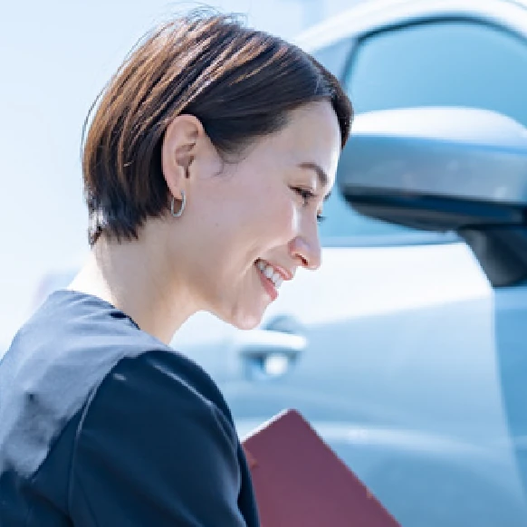 自動車販売業の女性スタッフの写真